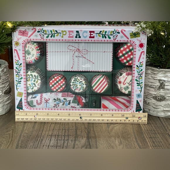 Meri Meri Sweet Treats Bakery Tin w/Recipe Cards, Apron, Cupcake Liners&More NWT - Picture 10 of 13